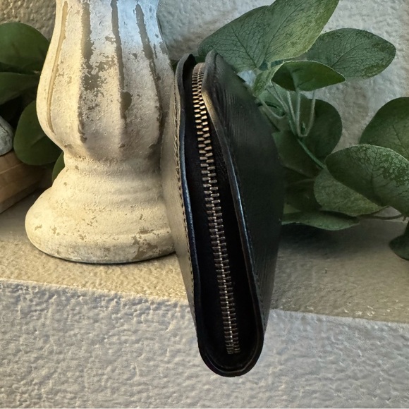 LOUIS VUITTON
Epi Demi Lune Pochette Black - Picture 5 of 17